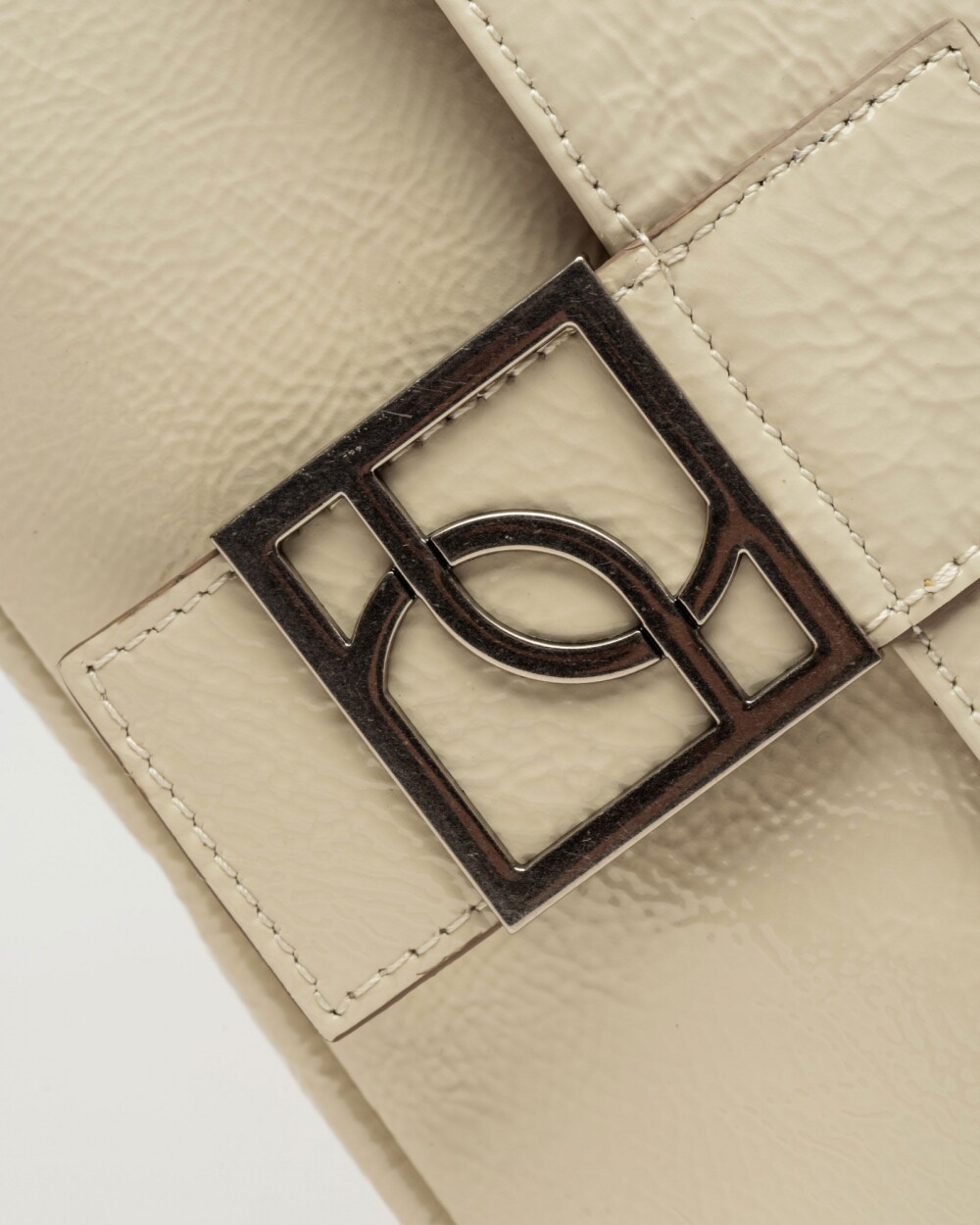 Cartera al hombro Signature en cuero charol Natural