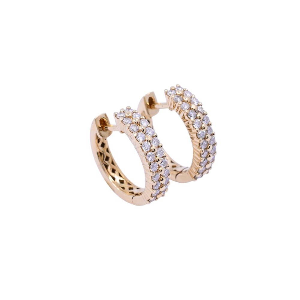 Aros oro 18 k amarillo, doble hilera de brillantes, engarce en puntas. Aros oro 18 k amarillo, doble hilera de brillantes, engarce en puntas.