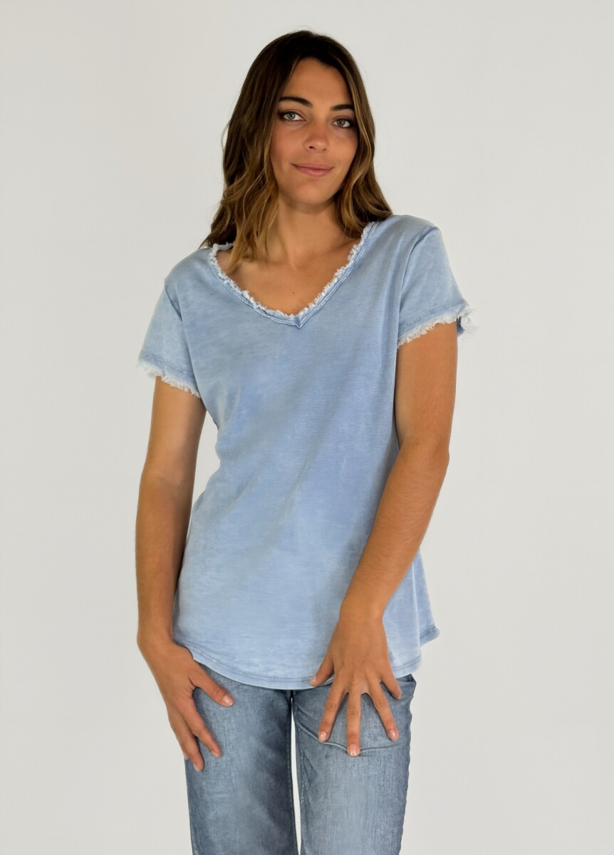 REMERA AKIRA - CELESTE 