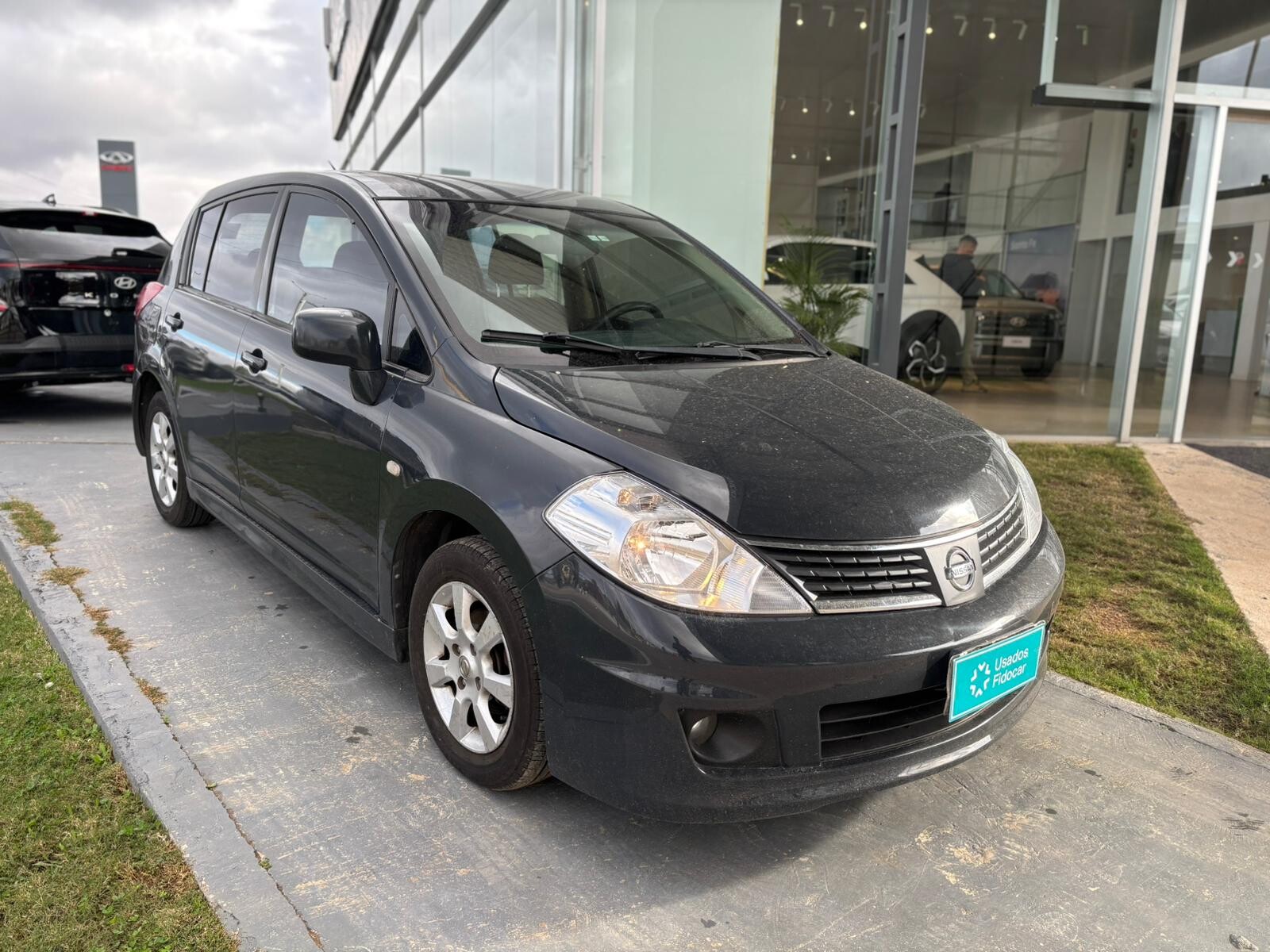 Nissan Tiida Estándar - 2010 