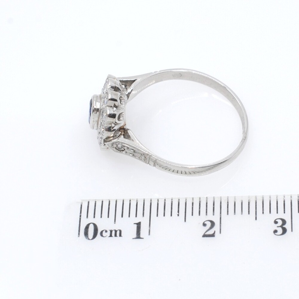 Anillo en platino, zafiro y brillantes. Anillo en platino, zafiro y brillantes.