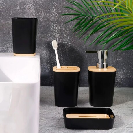 Set de accesorios para baño en color negro y madera Set de accesorios para baño en color negro y madera