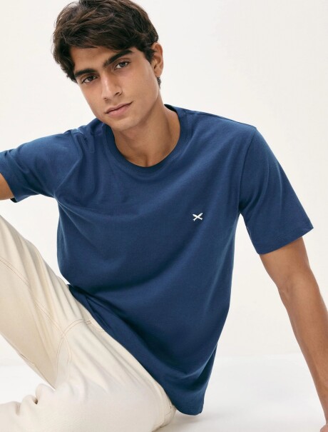 CAMISETA BÁSICA WORLD CON BORDADO AZUL