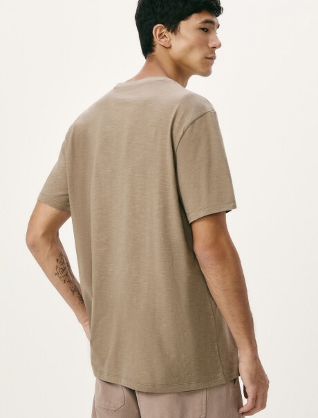CAMISETA BÁSICA CONFORT MARRÓN