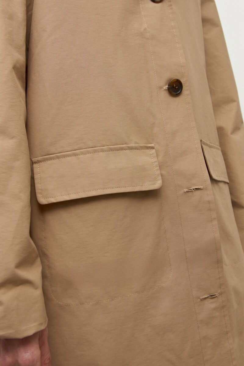 Trench impermeable cuello en contraste beige