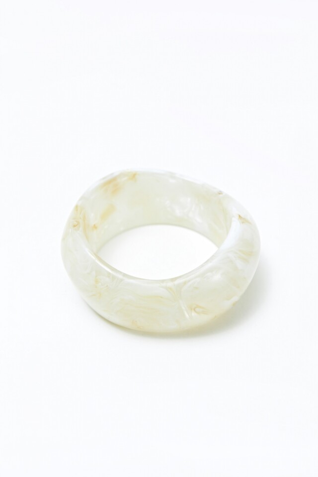 Pulsera asimétrica de resina crudo
