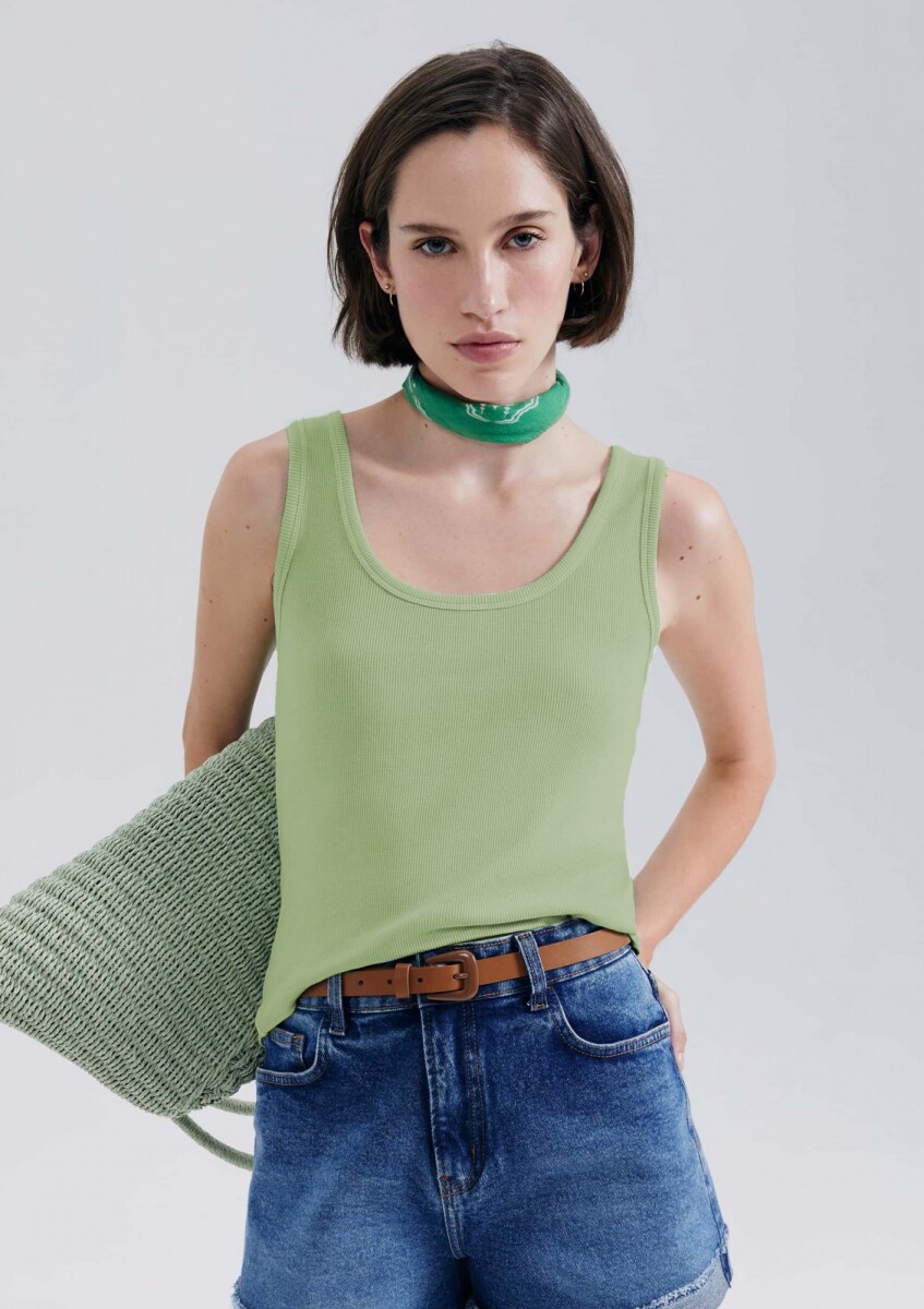 MUSCULOSA BÁSICA EN TELA ACANALADA - VERDE 