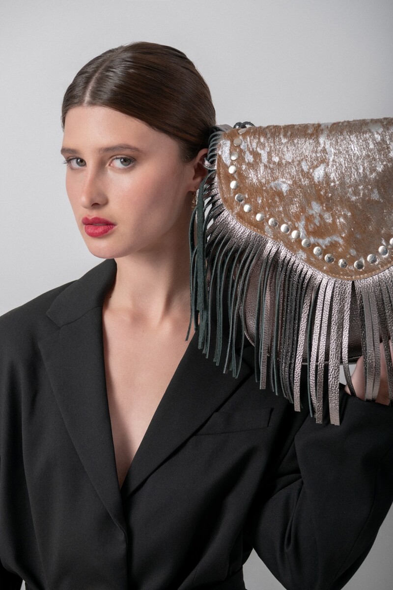 Cartera con solapa y flecos Cartera con solapa y flecos