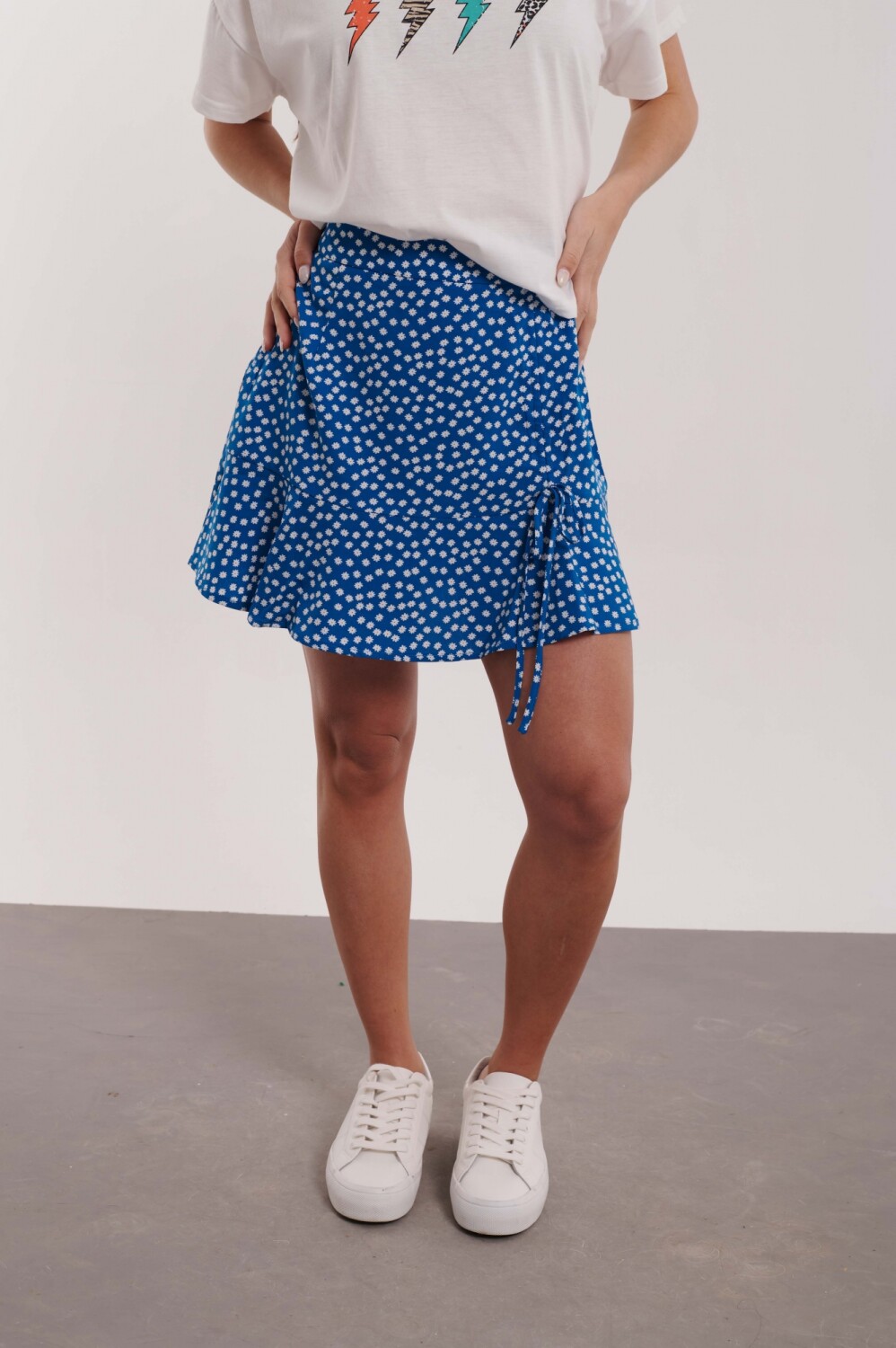 FALDA ABRIL ESTAMPADO AZUL FLORES BLANCAS — Minot