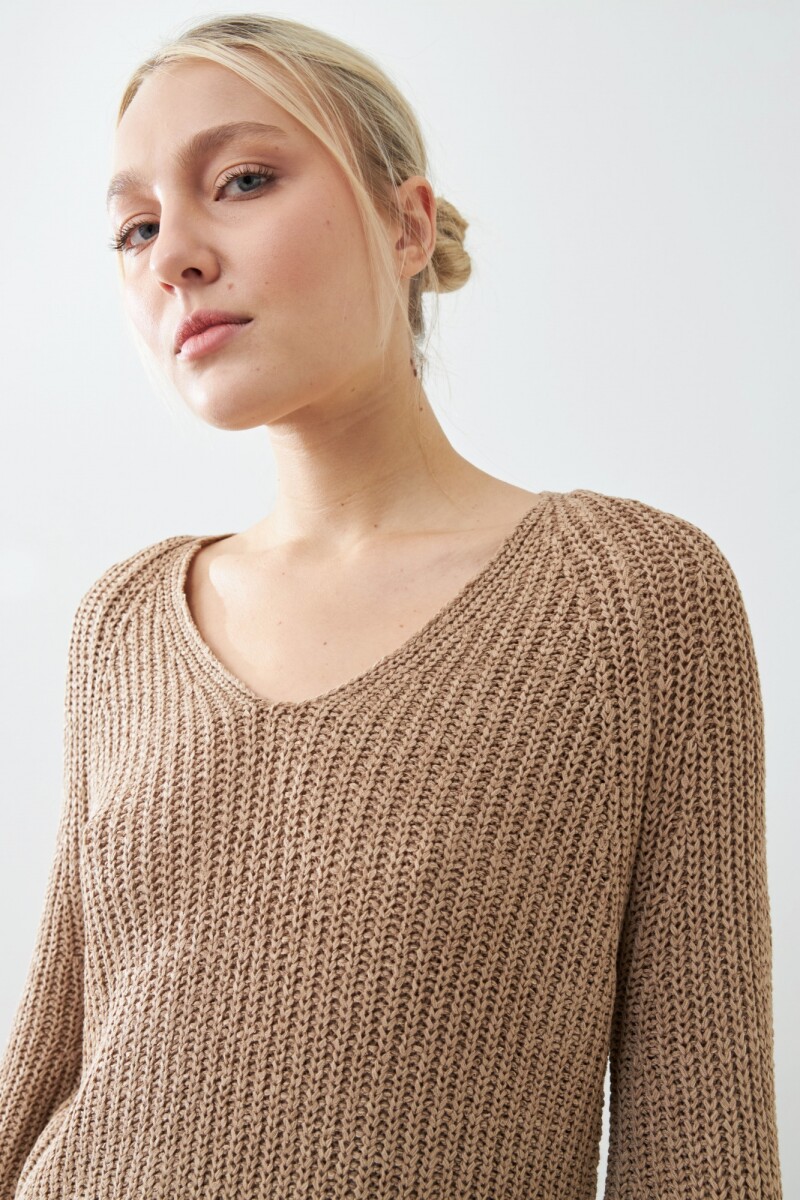 Sweater cinta escote V tostado