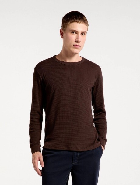 CAMISETA TÉRMICA MODELO REGULAR MARRÓN