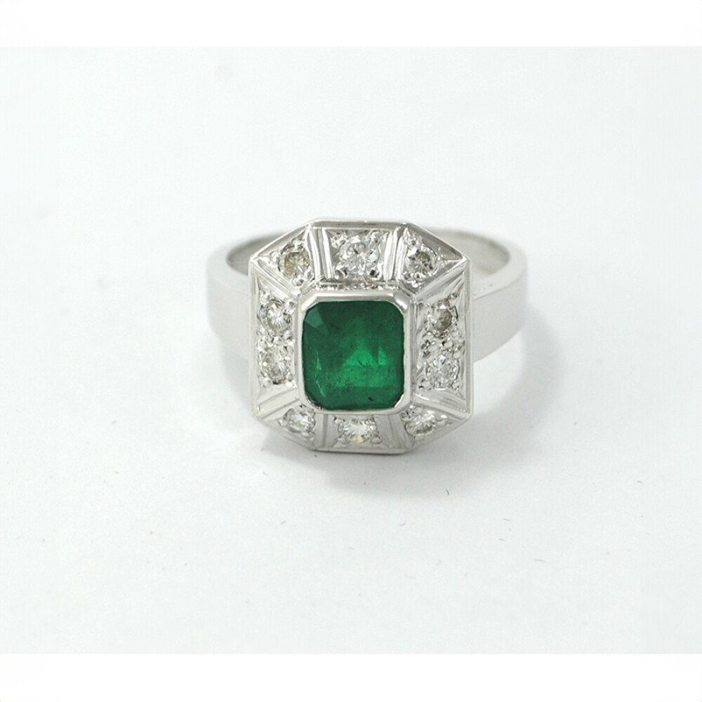Hermoso anillo en platino con esmeralda central y brillantes Hermoso anillo en platino con esmeralda central y brillantes