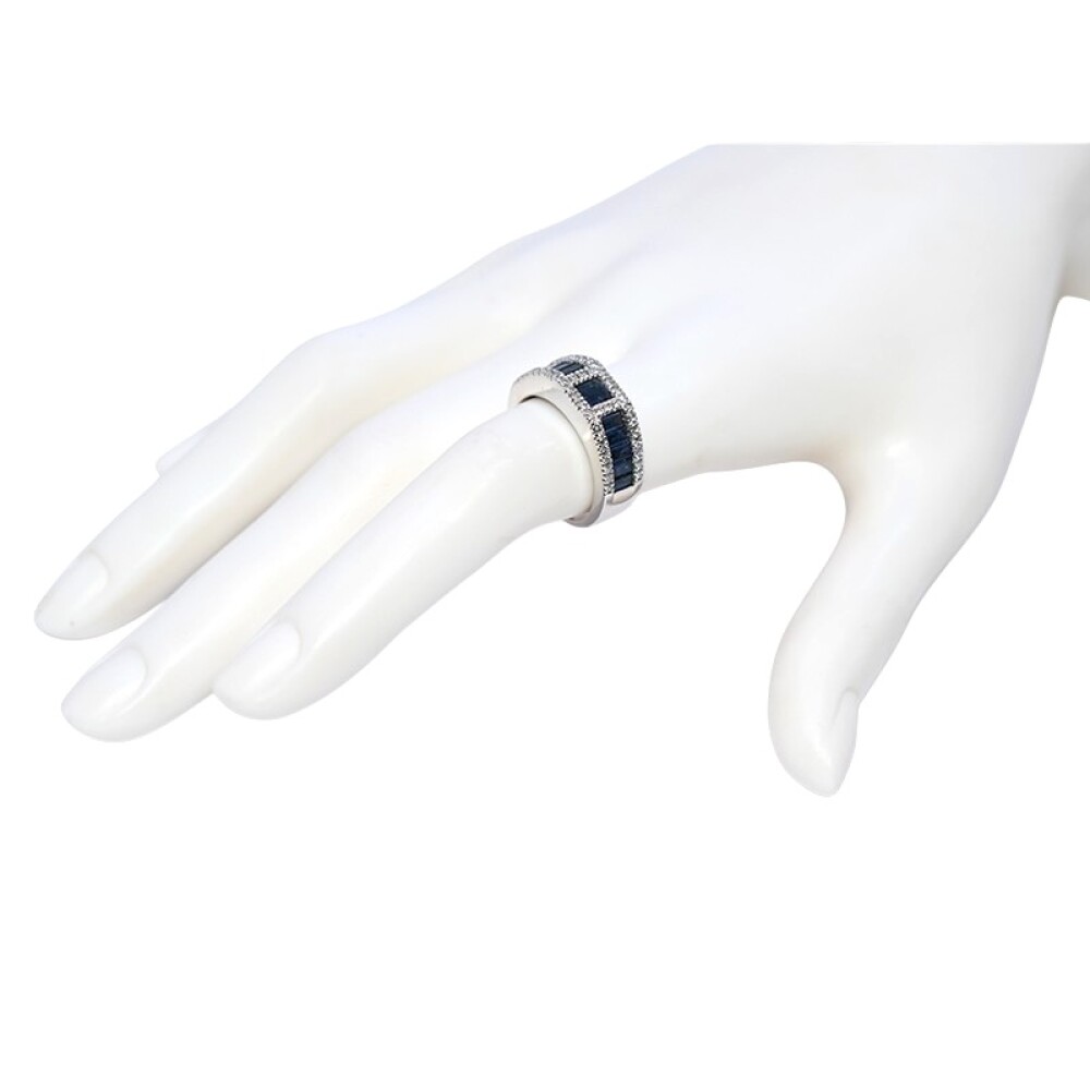 Anillo en oro 18k blanco con brillantes y zafiros azules tallado carré y baguette. Anillo en oro 18k blanco con brillantes y zafiros azules tallado carré y baguette.