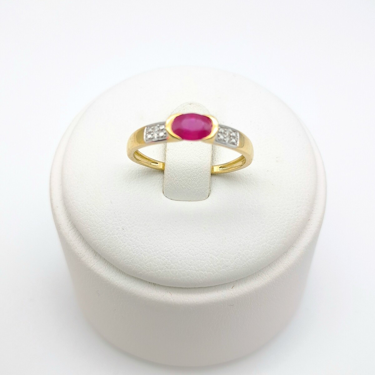 Anillo de oro 9 ktes con rubi y circonias. 