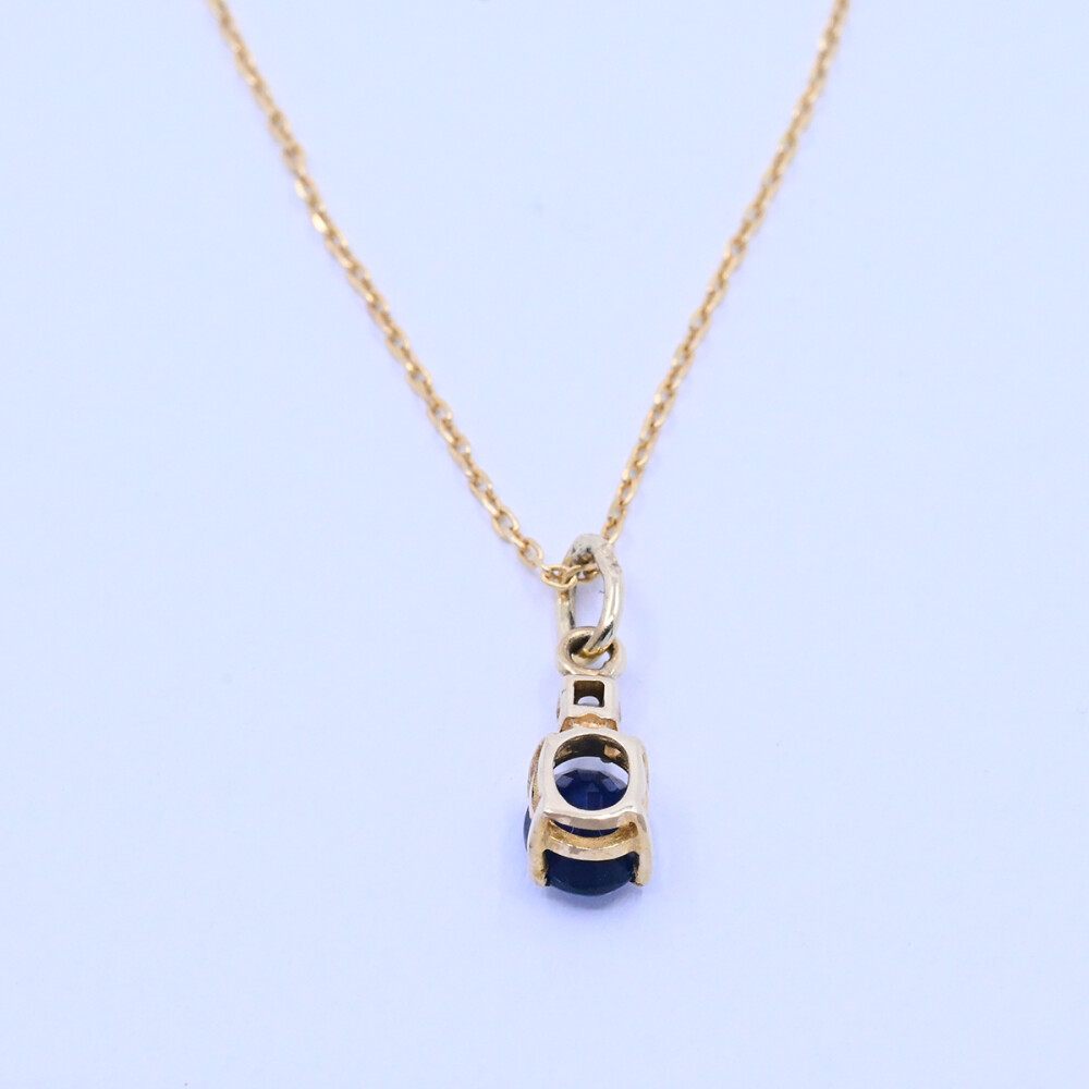 Colgante oro 18k con zafiro oval y zirconia. Colgante oro 18k con zafiro oval y zirconia.