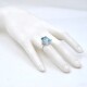 Anillo en platino, aguamarina central y brillantes. Anillo en platino, aguamarina central y brillantes.