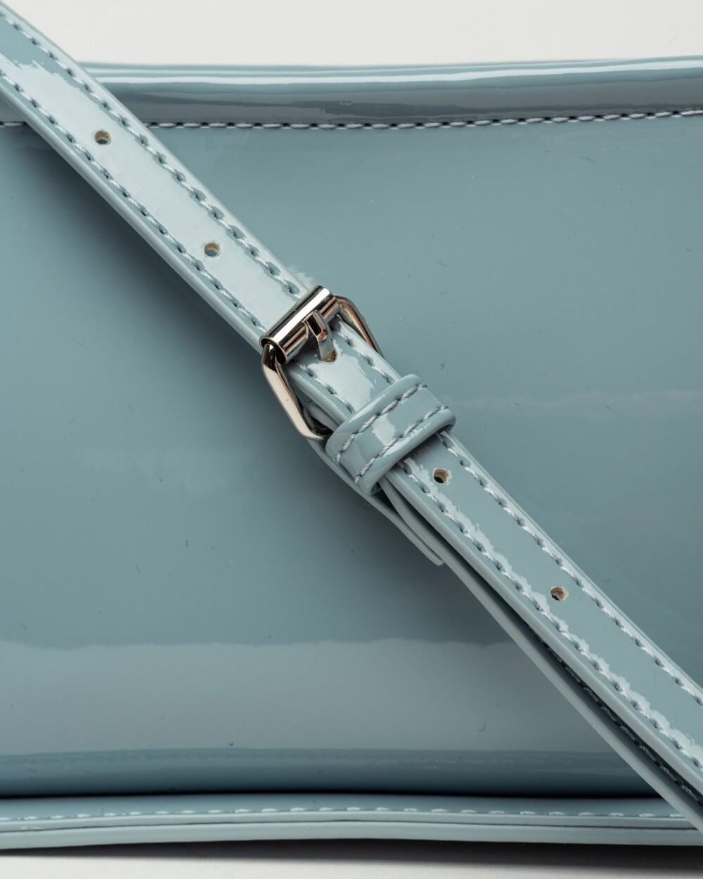 Cartera al hombro Leaf en efecto cuero charol Celeste