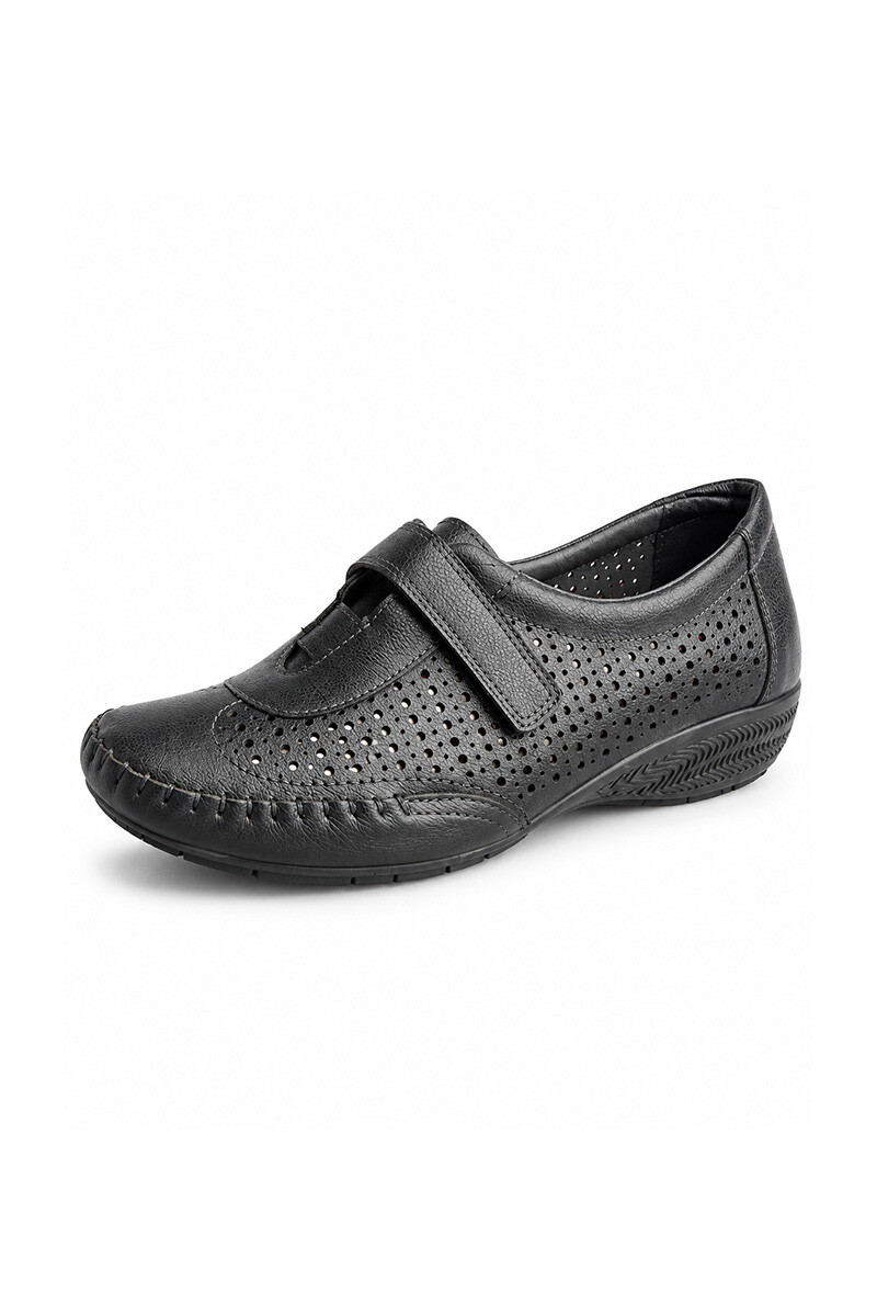 Calzado D'Moon calado con velcro 