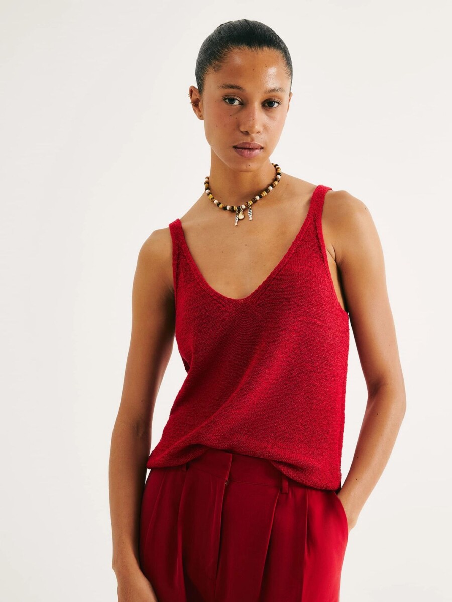 MUSCULOSA TEJIDA CON ESCOTE V - ROJO 