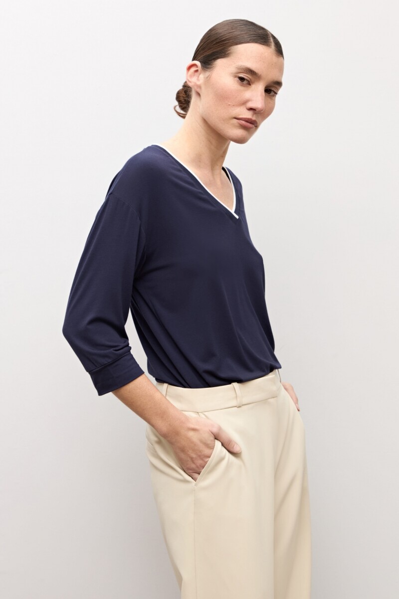 Remera escote V azul marino