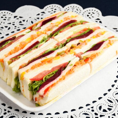Sandwich triple vegetariano. Bandeja de 8 unidades. Pan blanco