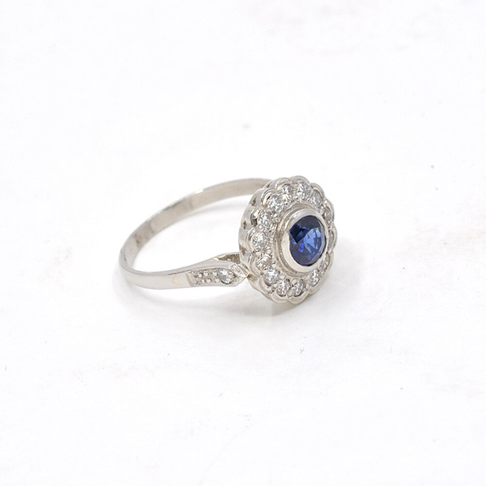 Anillo En Platino, Zafiro Redondo Y Brillantes Anillo En Platino, Zafiro Redondo Y Brillantes