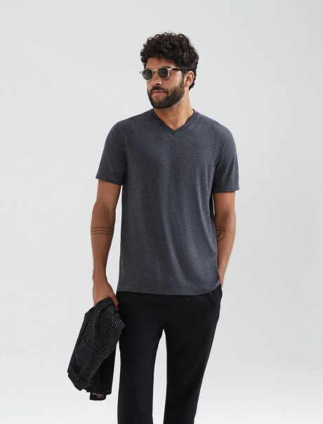 CAMISETA BÁSICA WORLD CUELLO EN V GRIS OSCURO