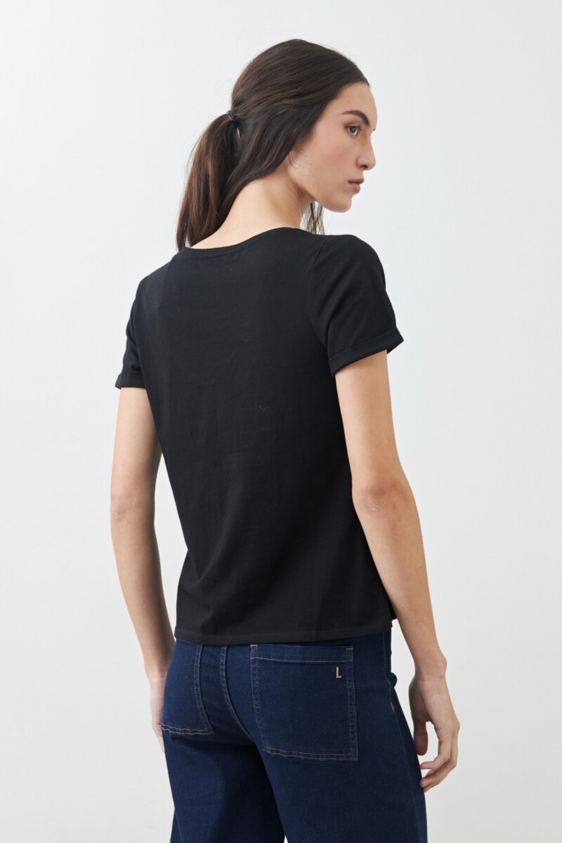 Remera escote en V negro