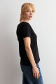 Remera escote en V negro