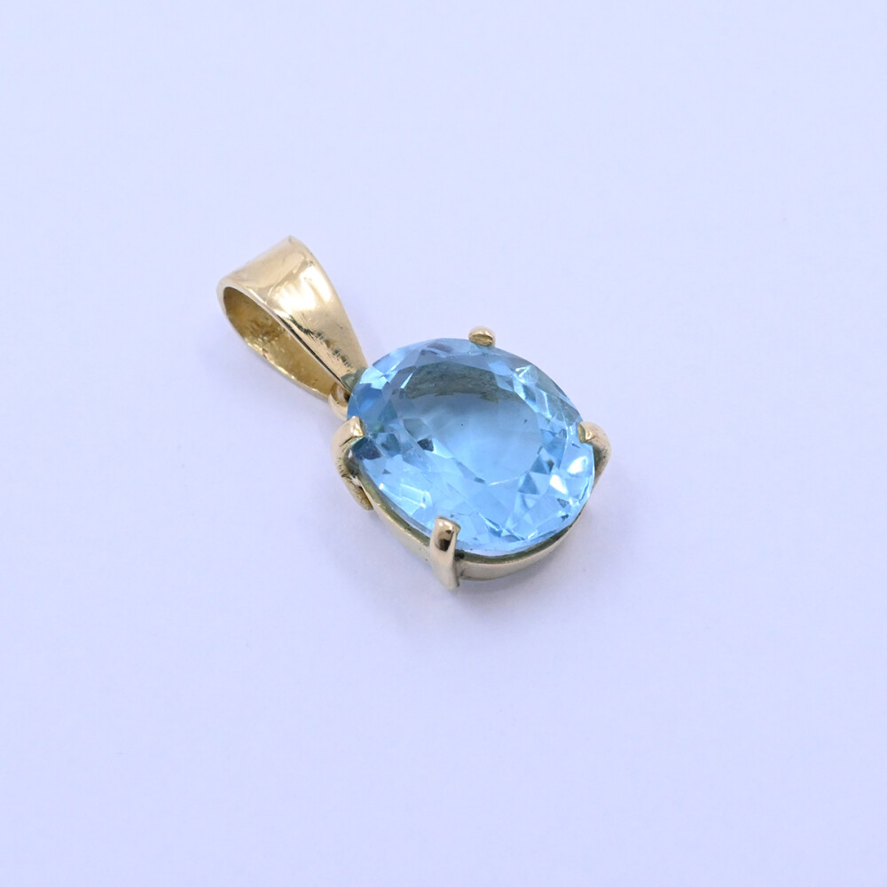 Colgante oro 18k con topacio oval engarce 4 puntas. Colgante oro 18k con topacio oval engarce 4 puntas.