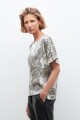 Blusa con volados estampa paisley crudo