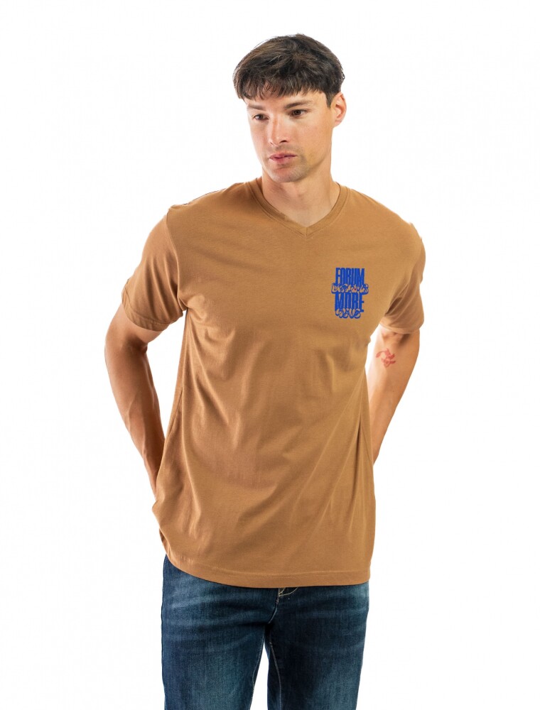 Remera Estampada C/V Forum Tostado/ Letras 043