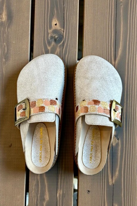 Sandalias SAKI Blancas Línea Ottenta Con Hebilla Y Arte Carolina De Cunto Pintado A Mano Sandalias SAKI Blancas Línea Ottenta Con Hebilla Y Arte Carolina De Cunto Pintado A Mano