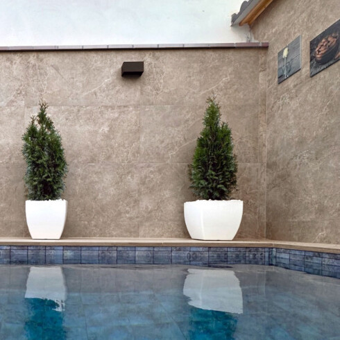 Peldaño recto apto para piscina 29.5X120 Antideslizante GAMAS DE BEIGE