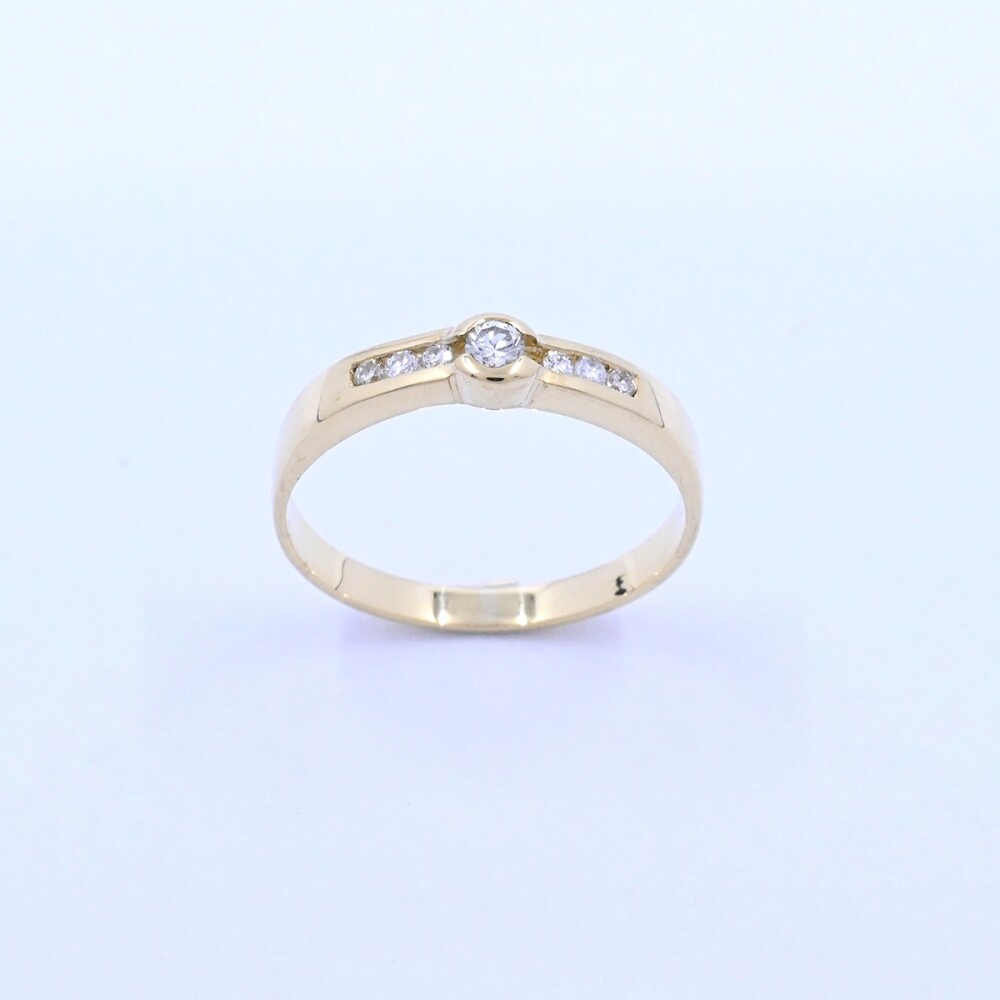 Anillo oro 18k con 7 brillantes. Anillo oro 18k con 7 brillantes.