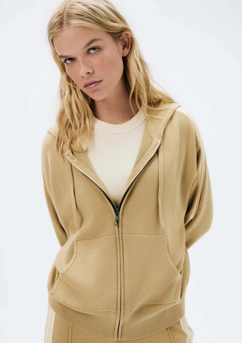 CAMPERA DE PUNTO CON CAPUCHA - ROJO 