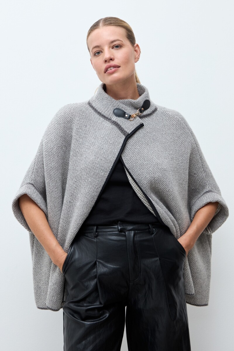 Capa con hebilla gris
