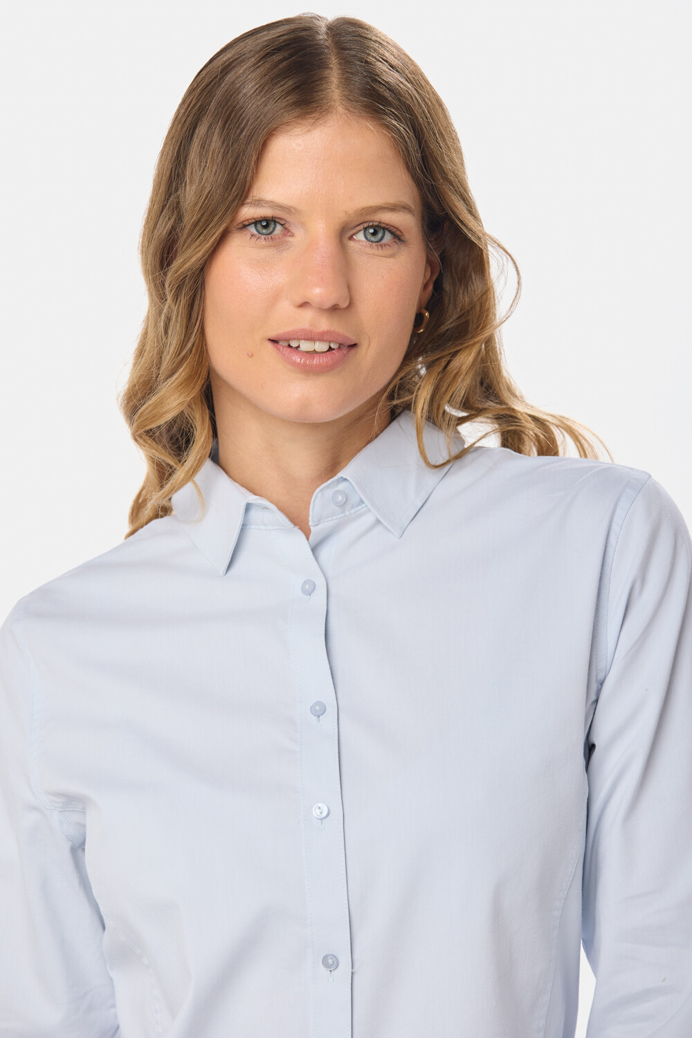 CAMISA LISA CON SPANDEX Celeste