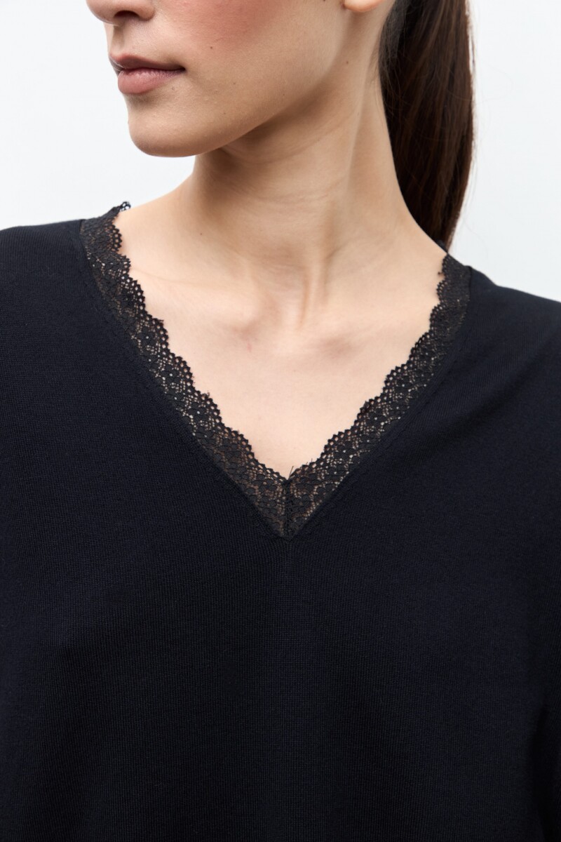 Sweater con encaje negro