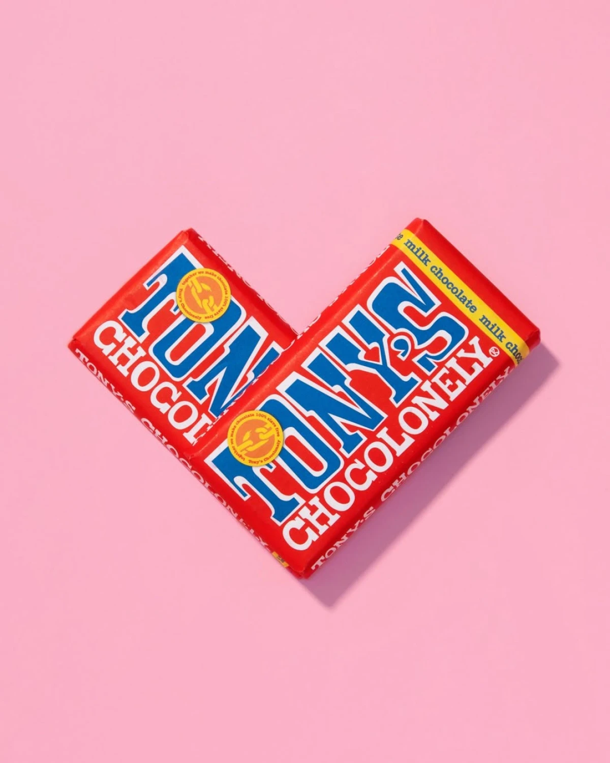 Dos tabletas de Tony's Chocolonely formando un corazón