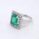 Anillo En Oro Blanco 18K Con Brillantes Y Esmeralda Anillo En Oro Blanco 18K Con Brillantes Y Esmeralda