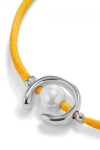 PULSERA DE HILO NARANJA CON PERLA SHELL FORNITURA BAÑADA EN PLATA DE LEY. Pulsera