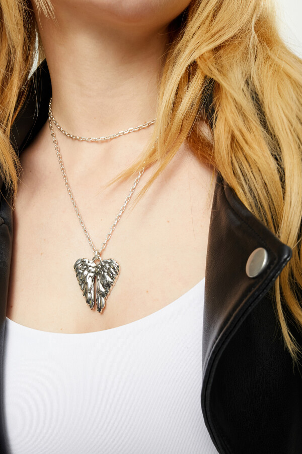 COLLAR LARGO ALEACIÓN DE METALES BAÑADO EN PLATA CON DETALLE DE ALAS Anillo
