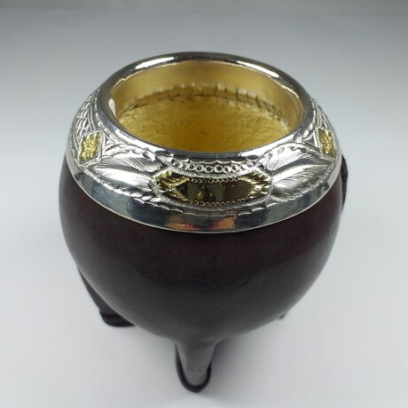 Mate tipo porongo forrado en cuero con virola de plata y oro. Mate tipo porongo forrado en cuero con virola de plata y oro.