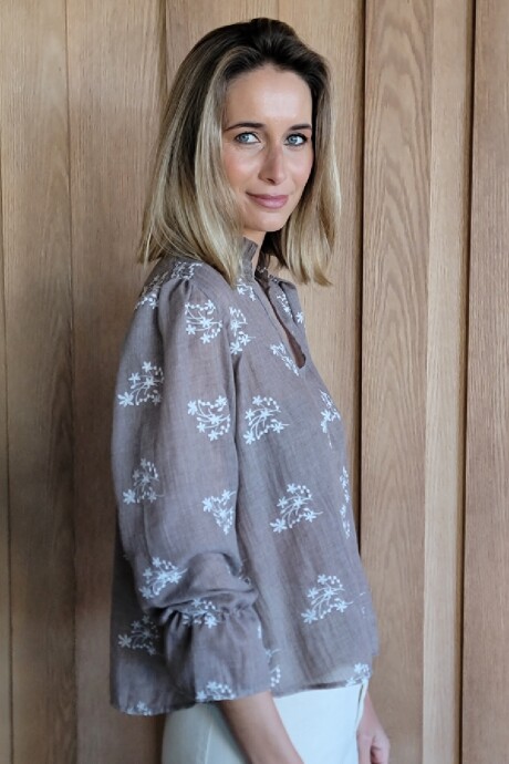 Blusa Copenhague Broderie Tostado