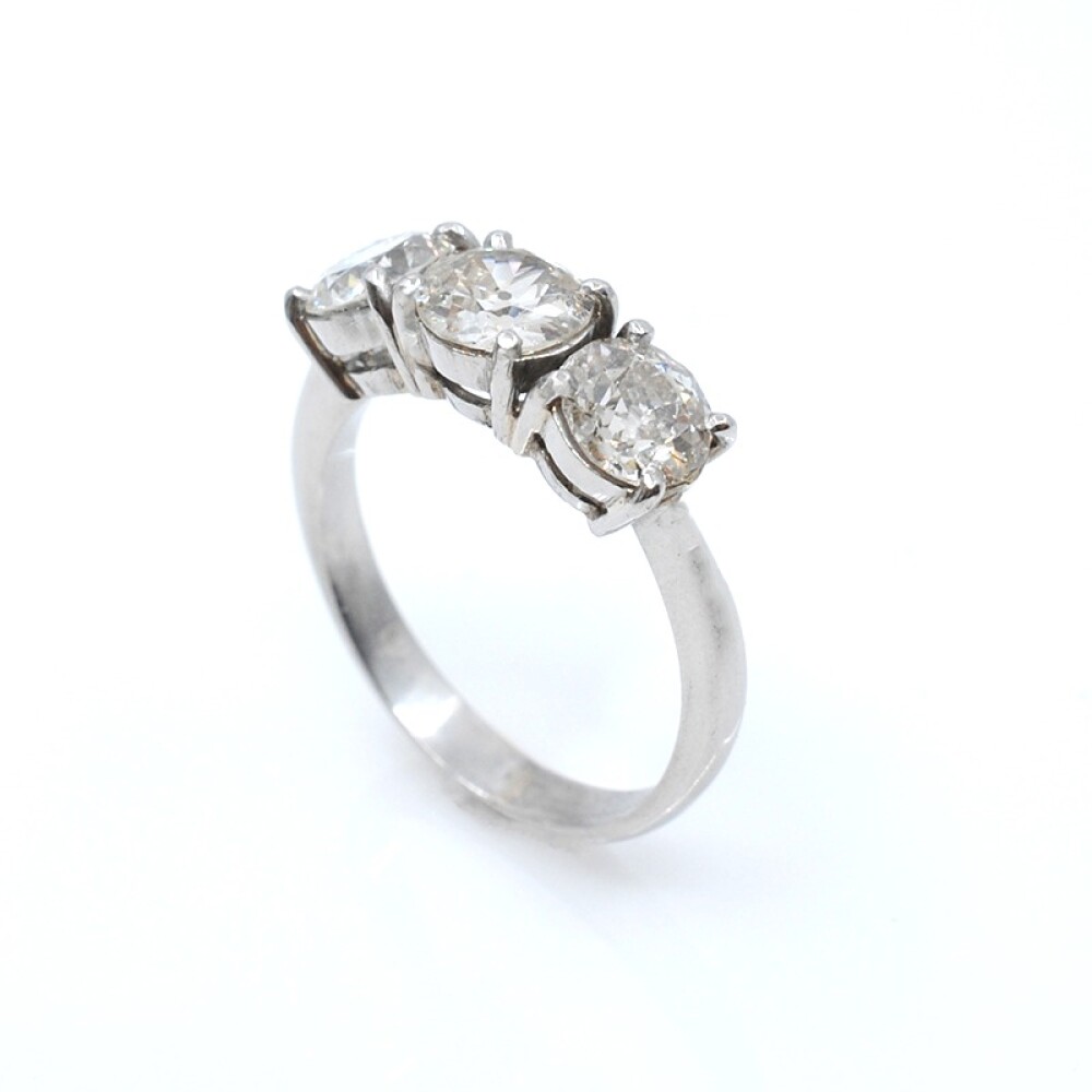 Anillo estilo antiguo en platino, con 3 brillantes, engarce 4 puntas. Anillo estilo antiguo en platino, con 3 brillantes, engarce 4 puntas.