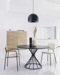 Silla apilable Benilda beige, chapa de roble y acero con acabado negro Silla apilable Benilda beige, chapa de roble y acero con acabado negro