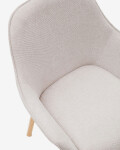 Silla Aleli de chenilla beige y patas de madera maciza de fresno con acabado natural