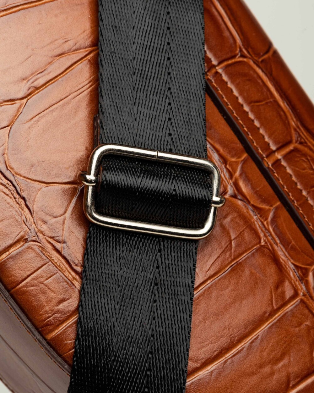 Bandolera The Circle en cuero croco Cuoio