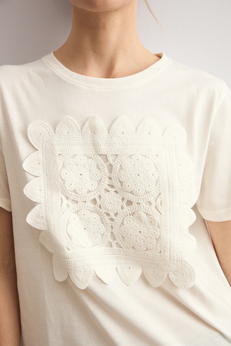 Remera aplique de crochet crudo